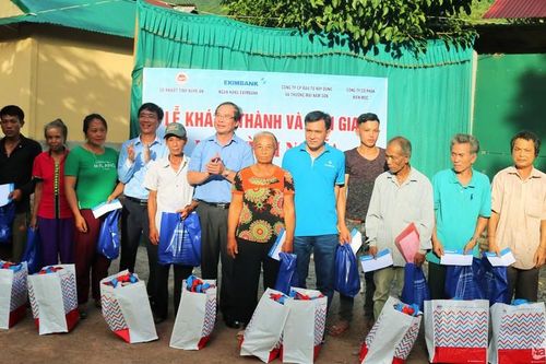 Trao quà và bàn giao nhà tình nghĩa cho hộ nghèo ở Kỳ Sơn, Tương Dương