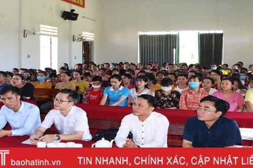 Bồi dưỡng chủ nghĩa yêu nước cho 200 công nhân may mặc ở Cẩm Xuyên