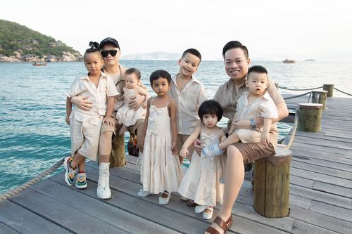 Gia đình NTK Đỗ Mạnh Cường ăn diện đồng điệu, tổ chức sinh nhật cho con gái trên bãi biển