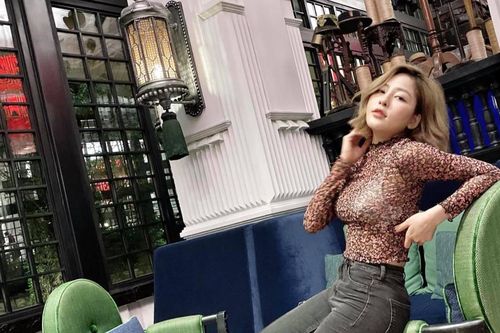Diện trang phục kín mít nhưng hotgirl Trâm Anh lại để lộ nội y 'rõ như ban ngày'
