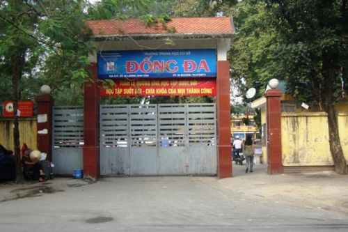 Đùa nghịch trong giờ ra chơi, nam sinh rơi từ tầng 2 xuống đất gãy tay phải nhập viện