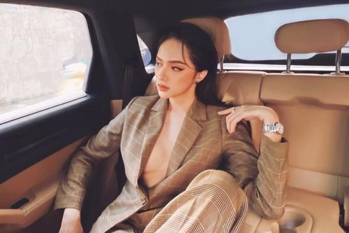Hương Giang chơi bạo chưa từng có, diện vest không nội y thả rông vòng 1 trên siêu xe