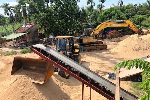 Chính quyền không biết bãi cát khủng đổ trên đất xã quản lý là của ai
