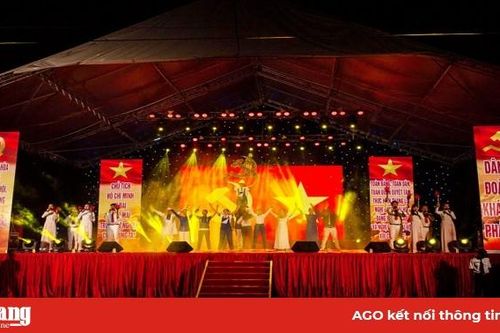 Biểu diễn Chương trình nghệ thuật đặc biệt chào mừng Đại hội đại biểu Đảng bộ tỉnh An Giang lần thứ XI thành công tốt đẹp