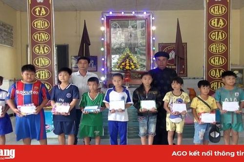 Trao 75 suất quà hỗ trợ học sinh nghèo biên giới