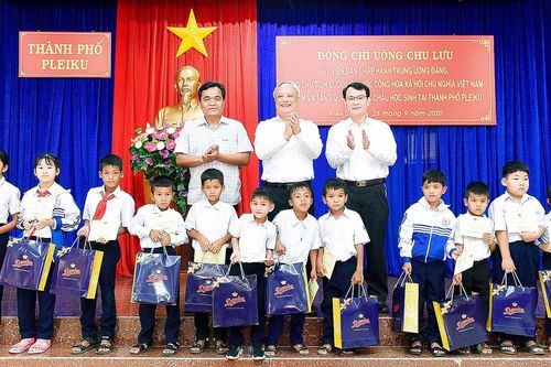 Phó Chủ tịch Quốc hội Uông Chu Lưu thăm, tặng quà học sinh có hoàn cảnh khó khăn, hiếu học tại Pleiku