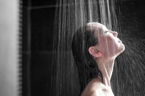 Không nên tắm nước nóng vào thời điểm này trong ngày