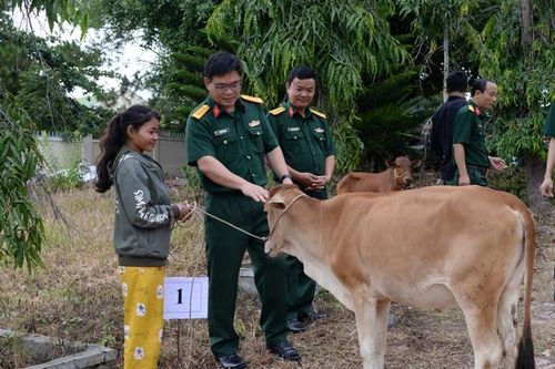 Khối thi đua lực lượng vũ trang tặng bò giống cho hộ nghèo xã Ba Cụm Nam
