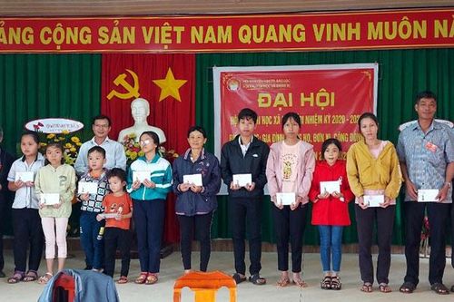 Tặng xe đạp và học bổng cho học sinh vượt khó học giỏi