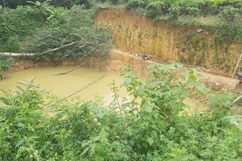 Ba em nhỏ chết đuối dưới hố chứa nước tưới cà phê