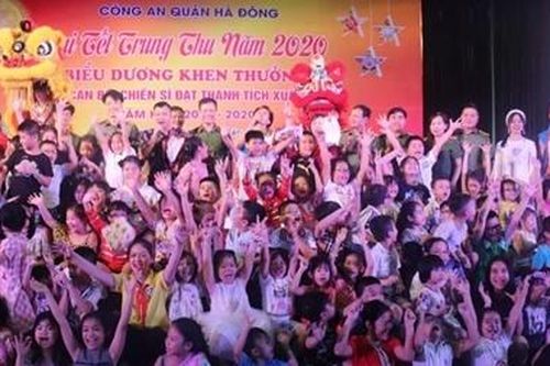 Xuân Bắc, Tự Long cùng con em CBCS Công an Hà Đông vui Trung thu