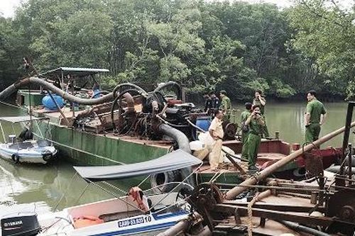 Bắt 2 thuyền lớn với hàng chục 'vòi bạch tuộc' hút cát trên sông Đồng Nai