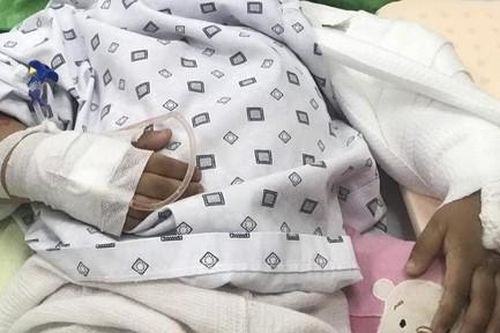 Bé gái 5 tuổi ngã gãy khuỷu tay, trường chậm đưa đi cấp cứu khiến gia đình bức xúc
