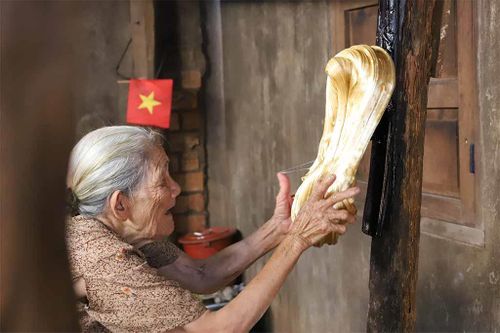 Cụ bà gần 90 tuổi ở Đắk Lắk, tự làm kẹo kéo bán cho Việt kiều Mỹ