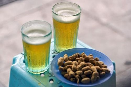 Chê cốc bia hơi 'cóc gặm', vậy cốm Vòng gói lá sen cũng là bảo thủ sao?