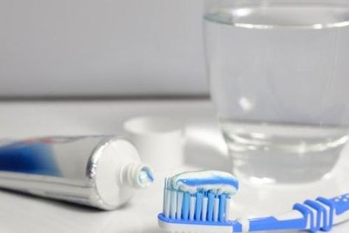 Cô gái có 10 chiếc răng hàm sâu vào tủy chỉ vì thói quen uống nước tai hại mà nhiều người mắc phải