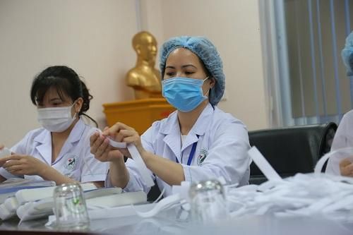 Cán bộ điều dưỡng, 'ong thợ' cần mẫn bên người bệnh