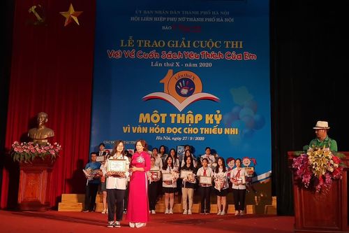 Học sinh lớp 8 Hoàng Minh Phúc đoạt giải Nhất cuộc thi 'Viết về cuốn sách yêu thích của em'