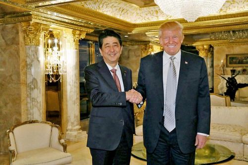 Abe: Tôi thuyết phục ông Trump bằng golf và biểu đồ