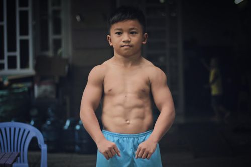 Cậu bé 10 tuổi có thân hình cơ bắp ở Đồng Nai