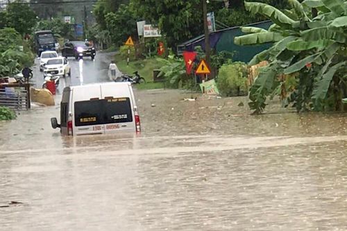 Mưa lũ diễn biến phức tạp khiến 2 người chết do sạt lở đất