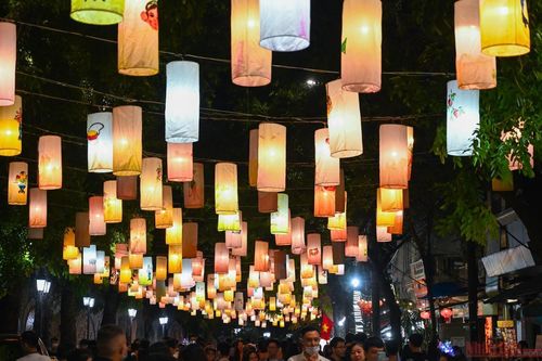 Phố cổ Hà Nội rực rỡ sắc mầu Tết Trung thu