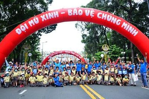 Đồng chí Trương Hòa Bình tham dự sự kiện đi bộ vận động toàn dân đội mũ bảo hiểm cho trẻ em