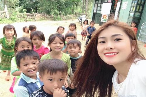Vượt khó cô giáo xinh đẹp quyết tâm 'cõng chữ' lên vùng cao