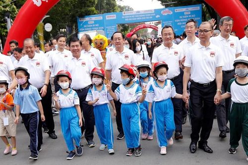 Phó Thủ tướng đi bộ vận động toàn dân đội mũ bảo hiểm cho trẻ em