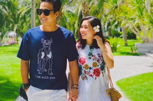 Hồng Đăng nắm tay vợ rạng ngời hạnh phúc