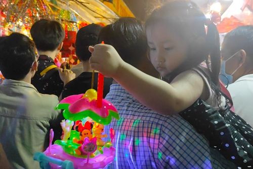 Phố lồng đèn TPHCM tấp nập mùa Trung thu