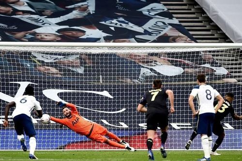 VAR khiến Tottenham rơi điểm cay đắng ở phút bù giờ