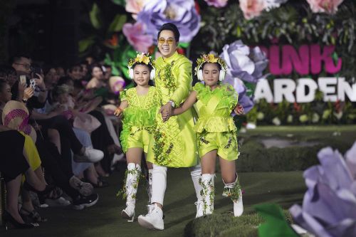 Chị em Cẩm Ly - Minh Tuyết diễn thời trang