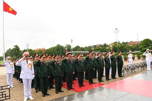 Đại tướng Ngô Xuân Lịch và đoàn đại biểu Quân đội viếng Chủ tịch Hồ Chí Minh