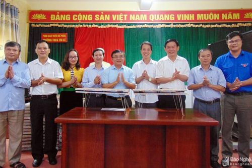 Ban Dân vận Tỉnh ủy tặng quà cho học sinh bán trú tại Quỳ Châu, Quế Phong, Tương Dương