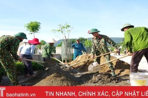 Ngày nghỉ, bộ đội về làng giúp người dân Hà Tĩnh xây dựng nông thôn mới