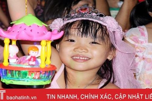 Trẻ em Hà Tĩnh vui Tết Trung thu sớm