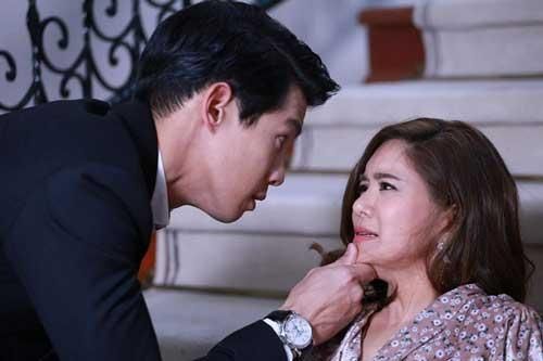 Đêm tân hôn, vừa trút áo xuống, chồng hất tôi ra khỏi giường rồi cương quyết trả dâu
