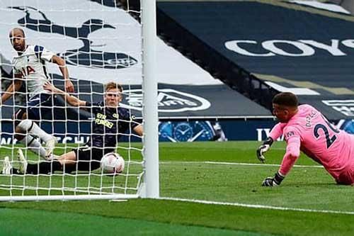 Kane - Son vô duyên, Tottenham bị chia điểm vì VAR