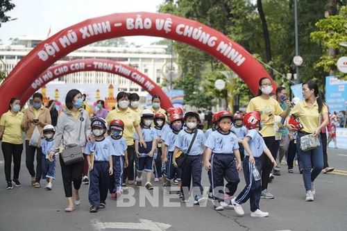 Đi bộ vận động toàn dân đội mũ bảo hiểm cho trẻ em năm học 2020-2021