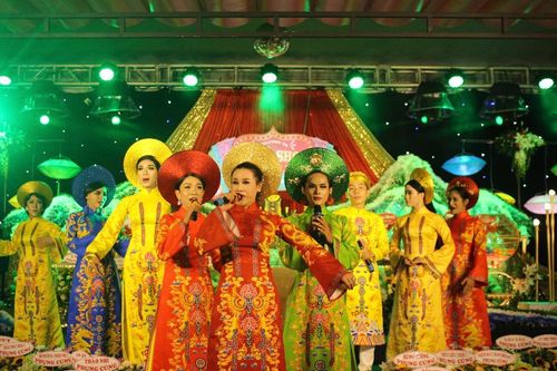 Nghệ sĩ hát lô tô nô nức dự lễ Giỗ Tổ ngành sân khấu mùa COVID-19