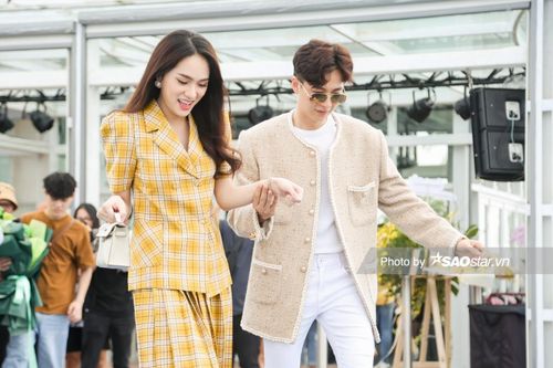 MV bối cảnh những năm 90 nhưng lại có smartphone, ứng dụng định vị đầy vô lý: Ngô Kiến Huy phản biện như thế nào?
