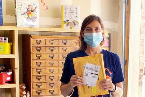 Cô giáo mở thư viện miễn phí tại nhà để kết nối với học sinh