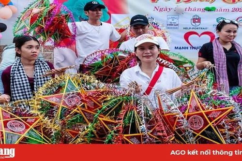 Trao quà Trung thu và lồng đèn cho học sinh vùng biên giới Nhơn Hội
