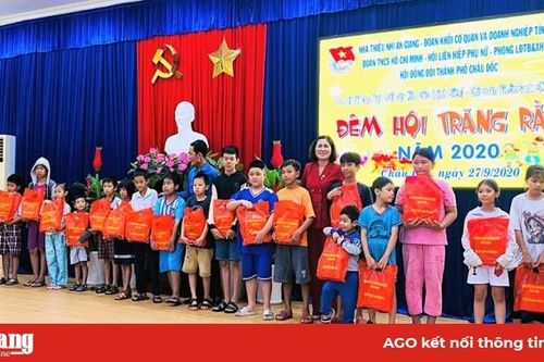 Tặng quà Trung thu cho 371 trẻ em có hoàn cảnh khó khăn ở TP. Châu Đốc