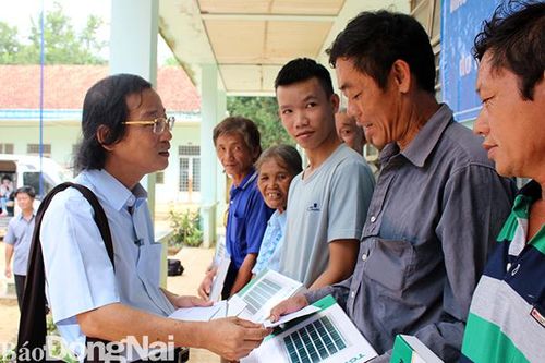 Trao tặng 100 phần quà cho đồng bào nghèo xã Đắc Lua, H.Tân Phú