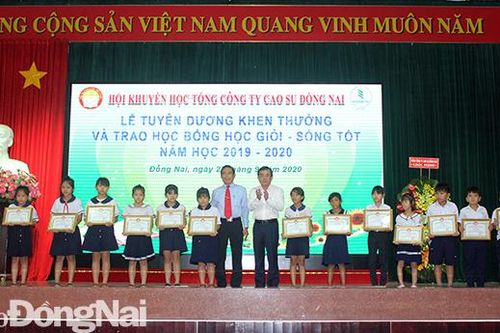 Tuyên dương 232 học sinh con công nhân học giỏi - sống tốt