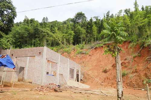 Bất an dưới chân núi