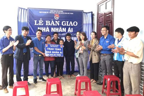 Trao nhà và tặng quà trung thu cho học sinh nghèo vùng sâu