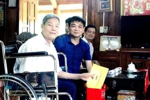Chủ tịch Ủy ban MTTQ tỉnh tặng quà người cao tuổi huyện Chiêm Hóa